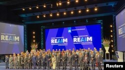 2023年2月16日,来自60多个国家的代表在荷兰海牙参加首届关于在军队中负责任地使用人工智能(AI)的国际峰会后合影。(路透社照片)