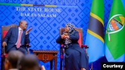 资料照片:几内亚比绍共和国总统乌马罗·西索科·恩巴洛(左)。