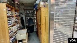 香港独立书店偏见书房被当局指违反工业大厦地契被迫迁,2月初在观塘一个俗称“死场”的没落商场重开新店 (美国之音/汤惠芸)