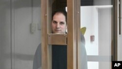 《华尔街日报》记者埃文·格什科维奇2023年12月14日站在莫斯科市一家法庭的玻璃笼里。(美联社照片)