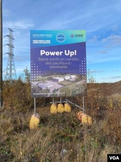 建厂空地边上,当升科技的匾牌(美国之音/李北平)