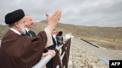 伊朗总统莱希(左)和阿塞拜疆总统阿利耶夫出席两国边境地区加拉西水电站的揭幕仪式。(2024年5月19日)