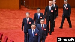 中共官媒新华社2024年7月18日发布照片显示,中共领导人习近平带领他的政治局常委成员出席中共二十届三中全会。