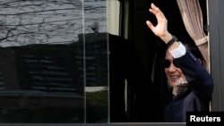 台湾前总统马英九在南京乘车时向路边的欢迎人群招手致意。(2023年3月28日)