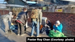 英国伯明翰市无家者接受热饮食物。 (图片来源:英伦好邻舍教会)