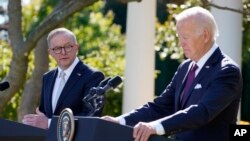 Tổng thống Mỹ Joe Biden và Thủ tướng Úc Anthony Albanese (trái) họp báo tại Vườn Hồng, Tòa Bạch Ốc, ngày 25/10/2023.