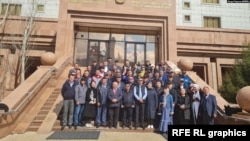 4月创建祖国党倡议小组成员来到哈萨克斯坦司法部,提交在阿斯塔纳注册的文件