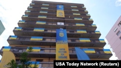 巴黎奥林匹克村乌克兰运动员居住的楼挂满乌克兰国旗。(2024年7月23日)