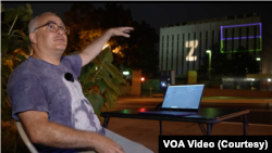 Після першої акції Бенджаміна Віттеса в посольстві РФ у Вашингтоні купили кілька проєкторів із символами Z та V.