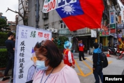 台湾国民党宣布其总统候选人之际,支持者在台北国民党总部迁挥舞台湾旗帜。(2023年5月17日)