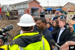 美国国家环境保护局局长迈克尔·里甘2023年2月16日访问俄亥俄州东巴勒斯坦镇,此前一辆火车在该镇附近脱轨并引发大火和有毒气体泄露。