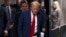 Mantan Presiden AS Donald Trump meninggalkan gedung pengadilan Manhattan di New York, setelah menjalani persidangan kasus uang tutup mulut yang membelitnya pada 23 April 2024. (Foto: Yuki Iwamura/Pool/AFP)