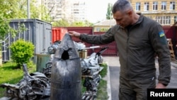 乌克兰基辅市长维塔利·克利奇科(Vitalii Klitschko)在查看被乌军击落的俄罗斯高超音速“匕首”导弹的残骸碎片。(2023年5月12日)