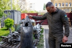 乌克兰基辅市长维塔利·克利奇科(Vitalii Klitschko)在查看被乌军击落的俄罗斯高超音速“匕首”导弹的残骸碎片。(2023年5月12日)