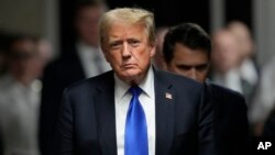 前总统特朗普在曼哈顿刑事法院被陪审团裁定有罪后,走到媒体前准备发表评论。(2024年5月30日)