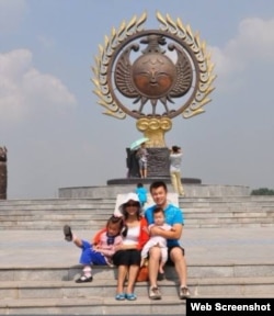 彭立发夫妇与两个女儿在哈尔滨太阳岛(网络图片,拍摄日期不详)