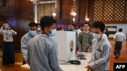 အနာဂတ်မှာအသုံးမယ့် ရွေးကောက်ပွဲ မဲပေးစက်တွေကို ပြည်ထောင်စုရွေးကောက်ပွဲကော်မရှင် (UEC) က မိတ်ဆက်သရုပ်ပြပွဲအတွက် ပြင်ဆင်နေပုံ (စက်တင်ဘာ ၅၊ ၂၀၂၃)