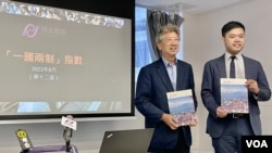 香港民主思路召集人 汤家骅(左)与联席召集人 潘学智 公布最新一轮一国两制指数。 (美国之音汤惠芸)