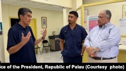 2024年3月11日,帕劳总统小苏兰格尔·惠普斯(左)在帕劳接待美国海军部长卡洛斯·德尔·托罗(右)。(帕劳总统办公室提供照片)