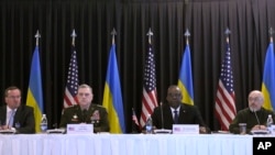 左起:德国国防部长皮斯托瑞斯、美国参谋长联席会议主席米利将军、美国国防部长奥斯汀和乌克兰国防部长雷兹尼科夫出席在拉姆施泰因空军基地举行“乌克兰防务联络小组”会议。(2023年4月21日)