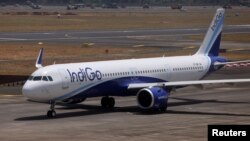 资料照: 印度的航空公司靛蓝航空(IndiGo) 的一架飞机停靠在孟买贾特拉帕蒂·希瓦吉国际机场。(2023年5月29日)