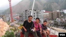 2008年6月,纪录片《我们的娃娃》的导演艾晓明(中)和协助她拍摄工作的谭作人(左)、杨雨(右)在汶川地震现场 (杨雨提供)