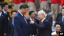 Trong chuyến công du của Tập Cận Bình vừa qua, Việt Nam và Trung Quốc đã ký kết 36 thỏa thuận hợp tác. Trong đó, tuyến đường sắt Hải Phòng – Hà Nội – Lào Cai khổ 1,435m được điện khí hóa là dự án trọng điểm.