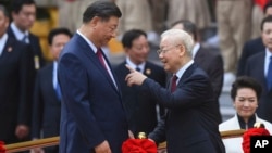 Tổng Bí thư Đảng Cộng sản Việt Nam Nguyễn Phú Trọng đón Chủ tịch Trung Quốc Tập Cận Bình ở Hà Nội hôm 12/12/2023. (Nhac Nguyen/Pool via AP)