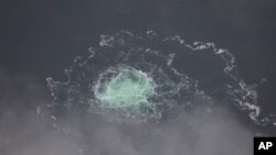 资料照 - 从这张瑞典海岸警卫队提供的2022年9月28号拍摄的照片可以看到,北溪2号天然气输气管道出现泄漏。瑞典调查人员在波罗的海北溪1号和北溪2号两条输气管道被炸附近发现残留爆炸物,证明输气管道遭到“严重破坏”。