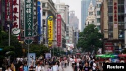 资料照:2023年9月26日长假期上海南京路步行街