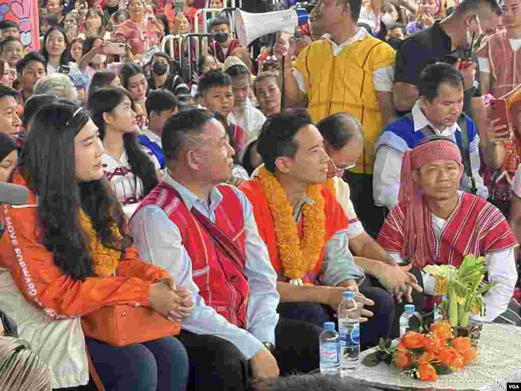 သြဂုတ်လ ၂၇ -- ကရင့်ရိုးရာလက်ချည်ပွဲကို တက်ရောက်နေတဲ့ Move Forward Party ရဲ့ ခေါင်းဆောင် Pita Limjaroenrat -- ဓါတ်ပုံ (မညိုညိုလွင် - VOA)