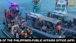 菲律宾武装部队2024年6月17日发布的视频截图照片显示,中国海岸警卫队成员在南中国海第二托马斯沙洲(中国称为仁爱礁)附近冲撞菲律宾海岸警卫队船只并发生暴力冲突。