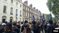 200d多名示威者星期日(6月9日)在伦敦的香港经贸办外举行集会,纪念2019年香港“反送中运动”五周年。(美国之音李伯安拍摄)