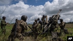 ရှေ့တန်းစစ်မျက်နှာမှာ အမေရိကန်ရဲ့ M777 howitzer အမြှောက်ပစ်ဖို့ ယူကရိန်းတပ်ဖွဲ့ပြင်ဆင်နေ ၊ဂျူလိုင် ၁၄၊ ၂၀၂၂