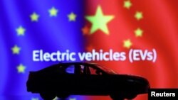 中国与欧盟旗帜与电动车图示