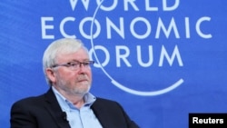 澳大利亚驻美国大使陆克文( Kevin Rudd )在瑞士达沃斯出席世界经济论坛会议。(2024年1月17日)