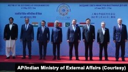 上合组织外长5月5日在印度果阿召开外长会议。印度外交部会前发布照片。左起:巴基斯坦外长比拉瓦尔·布托·扎尔达里(Bilawal Bhutto Zardari)、俄罗斯外长谢尔盖·拉夫罗夫(Sergey Lavrov)、乌兹别克斯坦外长巴赫蒂约尔·赛义多夫(Bakhtiyor Saidov)、印度外长苏杰生(S. Jaishankar)、哈萨克斯坦外长穆拉特·努特留(Murat Nurtleu)、中国外长秦刚、吉尔吉斯斯坦外长热恩贝克·库卢巴耶夫(Jeenbek Kulubaev)和塔吉克斯坦外长西罗吉丁·阿斯洛夫(Sirodjidin Aslov)
