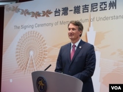 美国维吉尼亚州州长格伦·杨金(Glenn Youngkin)4月25日于台湾外交部召开访台记者会,正式宣布开设驻台办事处。(美国之音特约记者李贤摄影)。