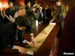 资料照:中国元代画家谢楚芳《乾坤生意图》工笔绢画轴为大英博物馆的藏品,曾在1998年底至1999年4月在伦敦大英博物馆展出。