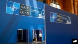 北约峰会在美国首都华盛顿会展中心举办,人们走入会场。(2024年7月9日)