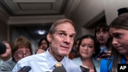 资料照片:美国共和党众议员吉姆·乔丹在国会对记者讲话。(2023年10月13日)