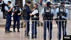 原定3月5日举办的“妇女节游行”宣布取消后,警方仍然在原定的游行起点湾仔修顿球场一带,派出大批身穿防弹战术背心的军装警员巡逻 (美国之音/汤惠芸)