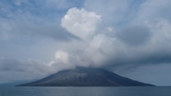 အင်ဒိုနီးရှားကျွန်းမှာ မီးတောင်ပေါက်ကွဲမှုကြောင့် ဒေသခံတွေတိမ်းရှောင် အင်ဒိုနီးရှားကျွန်းမှာ မီးတောင်ပေါက်ကွဲမှုကြောင့် ဒေသခံတွေတိမ်းရှောင်