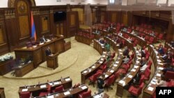 亚美尼亚议会议员出席议会会议。(2023年10月3日)