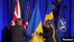 资料照:立陶宛的会议筹备人员在维尔纽斯为北约领导人峰会做准备。(2023年7月12日)