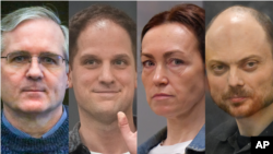 左起:被释放的美国人有保罗·惠兰、埃文·格什科维奇、阿尔苏·库尔马舍娃和美国永久居民弗拉基米尔·卡拉-穆尔扎。