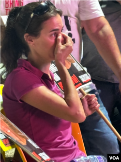 7月24日以色利首都特拉维夫的人质广场上,泪流满面的人质亲属参加抗议活动 (美国之音/斯特芬妮·傅莱德)