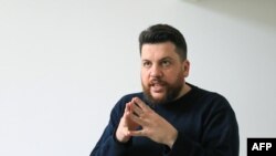 Ông Leonid Volkov, phụ tá hàng đầu của cố lãnh đạo đối lập Nga Alexei Navalny, bị tấn công bằng búa tối ngày 12/3, bên ngoài nhà ông ở Vilnius, Lithuania.