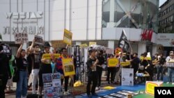 在台流亡港人与香港青年团体等2024年3月23日于台北发起街头集会,同声谴责当日生效的香港《基本法》第23条,并呼吁国际社会制裁港府、立法会议员及香港法官(美国之音特约记者黄丽玲拍摄)。