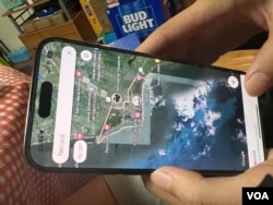 走线人员在手机上展示走线路线